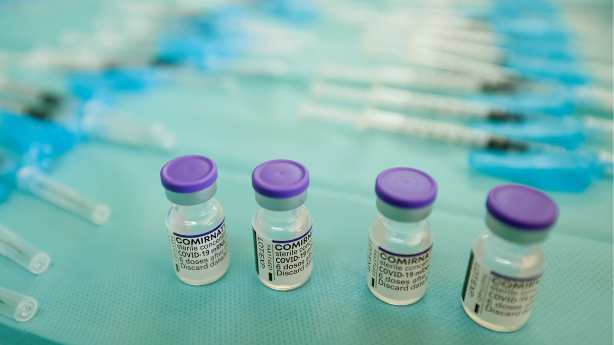 FDA chính thức cấp phép tiêm vaccine COVID-19 bổ sung cho tất cả người trưởng thành Mỹ 