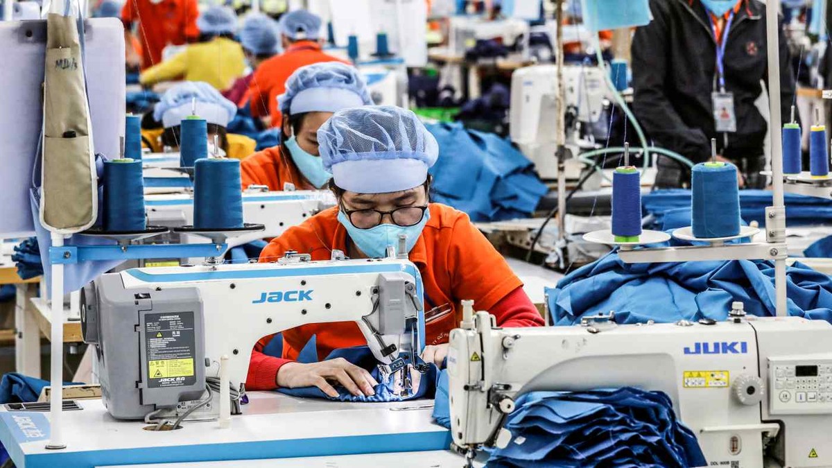 HSBC nói về “cú quay xe” của kinh tế Việt Nam cuối năm 2021