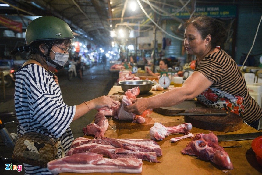 Lợn hơi còn 59.000 đồng/kg, giá thịt tại chợ vẫn cao gấp 3