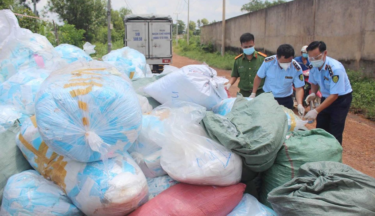 Phát hiện hơn 1 tấn khẩu trang lỗi được tái chế để bán ra thị trường