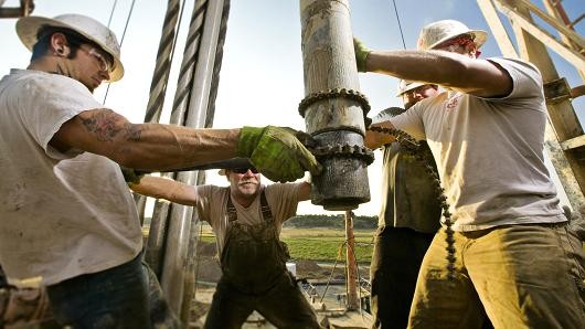 Giá dầu giảm 3% khi nguồn cung dầu Mỹ tăng đột biến