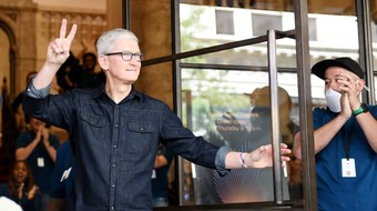 CEO Apple nhận tổng lương thưởng gần 100 triệu USD trong năm 2021