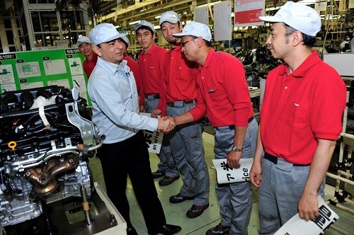 Carlos Ghosn tham quan nhÃ  mÃ¡y Nissan nÄm 2011. áº¢nh: Reuters
