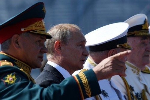 Tá»ng thá»ng Nga Putin vÃ  Bá» trÆ°á»ng Quá»c phÃ²ng Sergei Shoigu (trÃ¡i) xem lá» diá»u binh táº¡i Saint Petersburg. áº¢nh: AFP.