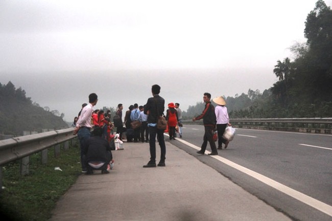 Tháo hộ lan, lao ra đường bắt xe khách trên cao tốc Nội Bài - Lào Cai