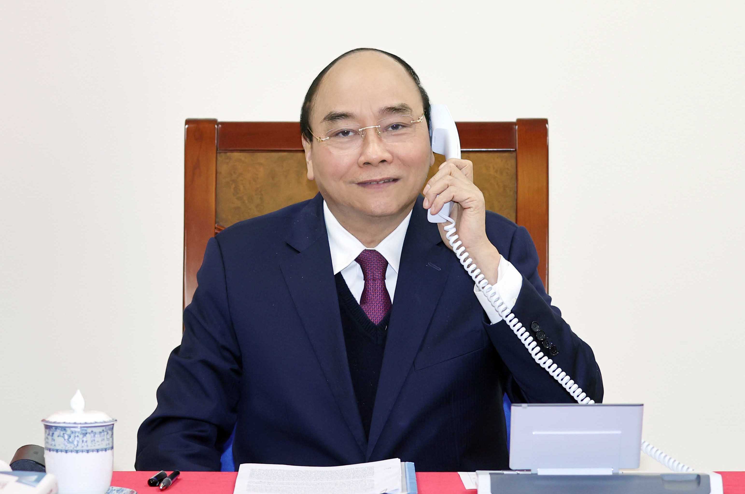 Thủ tướng Nguyễn Xuân Phúc điện đàm với Tổng thống Donald Trump, trao đổi về chính sách tiền tệ