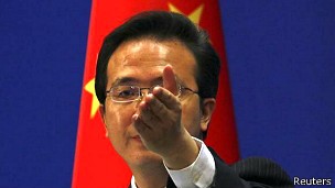 Ông Hồng Lỗi nhắc lại Trung Quốc không tham gia vụ kiện của Philippines. Ảnh Reuters