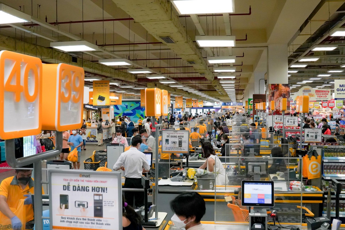 Emart Việt Nam luôn ưu tiên phát triển sản phẩm hàng tiêu dùng thiết yếu, sản phẩm nhập khẩu với chất lượng tốt nhất đi cùng hàng loạt các chương trình khuyến mãi giá tốt trong cả năm