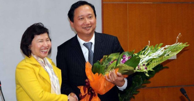 Thứ trưởng Hồ Thị Kim Thoa và ông Trịnh Xuân Thanh trong lần trao quyết định bổ nhiệm. Ảnh: MOIT 