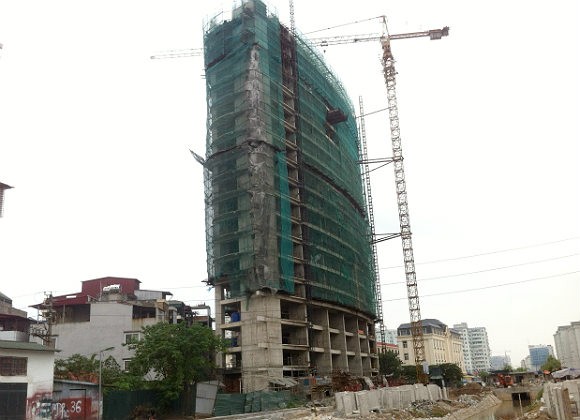 Tòa nhà hỗn hợp của Công ty TNHH Thăng Long tại tổ 50 phường Yên Hòa, quận Cầu Giấy xây dựng 17 tầng không phép. 