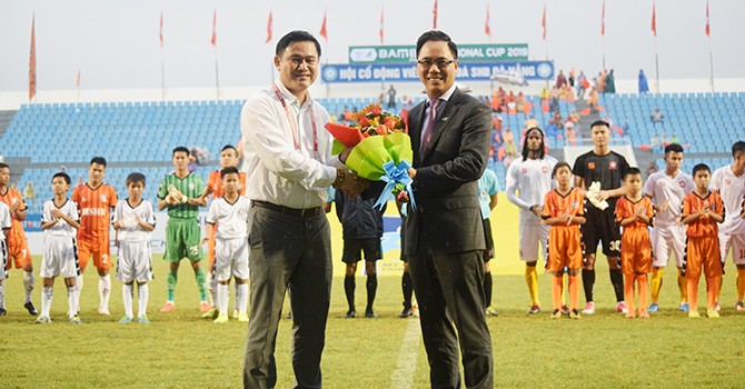 Ông Trần Anh Tú - Chủ tịch HĐQT, Tổng Giám đốc Công ty VPF (bên trái) và  ông Đặng Tất Thắng - Phó Chủ tịch thường trực Hãng hàng không Bamboo Airways chính thức khai mạc Giải bóng đá Cúp Quốc gia - Bamboo Airways 2019