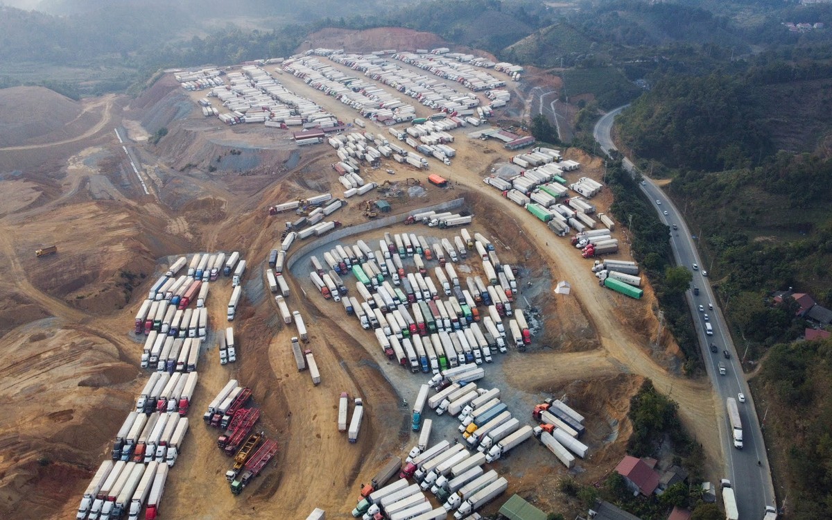 Thới điểm cuối tháng 12/2021, có tới hơn 4.000 container hàng hóa, chủ yếu là nông sản tồn ứ tại các cửa khẩu của tỉnh Lạng Sơn.