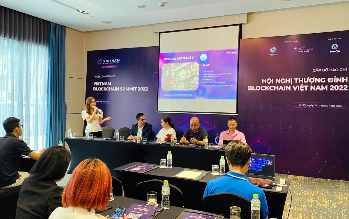 Ban tổ chức giới thiệu về Hội nghị thượng đỉnh Blockchain Việt Nam 2022. Ảnh Tuấn Việt