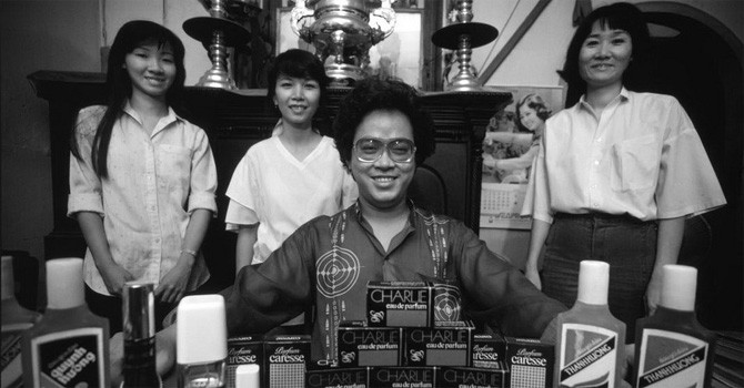Một tấm ảnh của phóng viên Philip Jones Griffiths chụp ông Nguyễn Văn Mười Hai năm 1988, không lâu trước khi vào vòng lao lý. Khi đó, ông là lãnh đạo của nhà máy nước hoa Thanh Hương, đang cùng các nhân viên hào hứng khoe thành quả của mình.