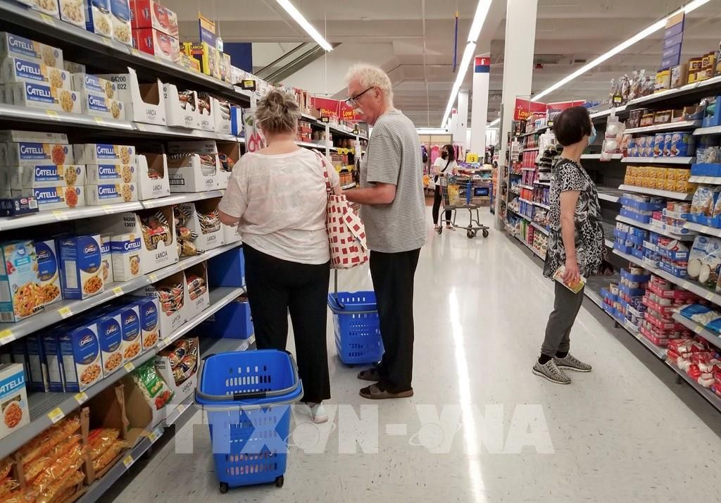 Người dân mua hàng trong siêu thị tại Vancouver, British Columbia, Canada, ngày 16/8/2022. Ảnh: THX/ TTXVN