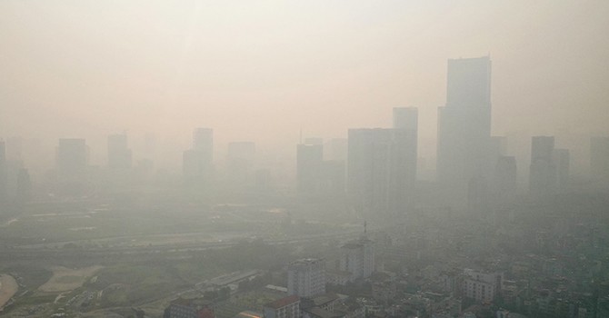 Hà Nội mịt mù trong một ngày chỉ số ô nhiễm không khí lên đến mức nguy hại đến sức khỏe con người - Ảnh: Zing