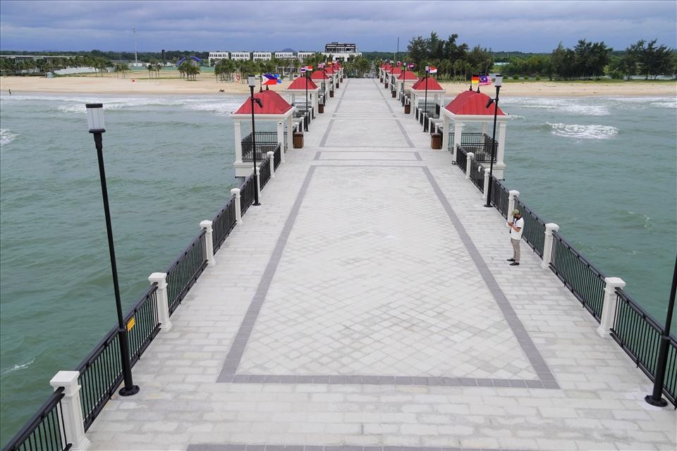 Cầu ngắm biển dài nhất Châu Á Hamptons Pier.
