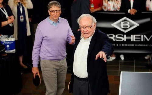 Tỷ phú Warren Buffett (phải) và tỷ phú Bill Gates tại đại hội cổ đông của Berkshire Hathaway vào tháng 5/2017 - Ảnh: Reuters.