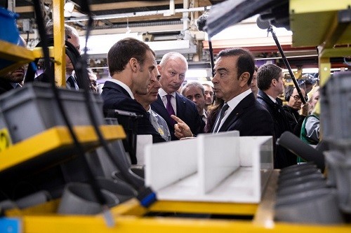 Tổng thống Pháp Emmanuel Macron thăm nhà máy Renault cùng Carlos Ghosn hồi tháng 11/2018. Ảnh: Etienne Laurent.