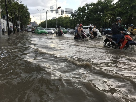 Đường Nguyễn Hữu Cảnh ngập nặng sau những trận mưa lớn (Ảnh: Sỹ Đông)