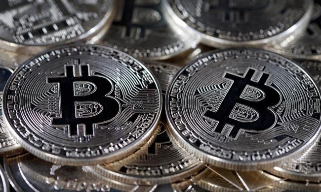 Bitcoin vượt mốc 10.000 USD trong ngày giao dịch hôm qua song lao dốc mạnh trong sáng nay. Ảnh: Getty Images
