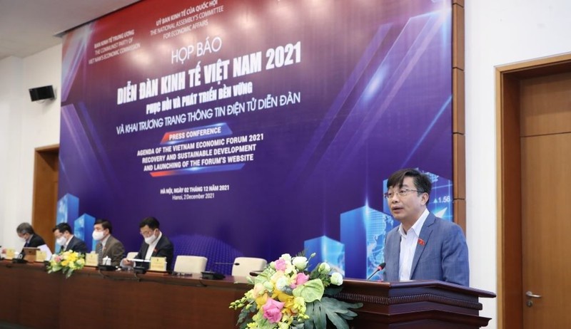 Phó chủ nhiệm Ủy ban Kinh tế của Quốc hội Nguyễn Minh Sơn giới thiệu về diễn đàn - Ảnh: Quốc hội