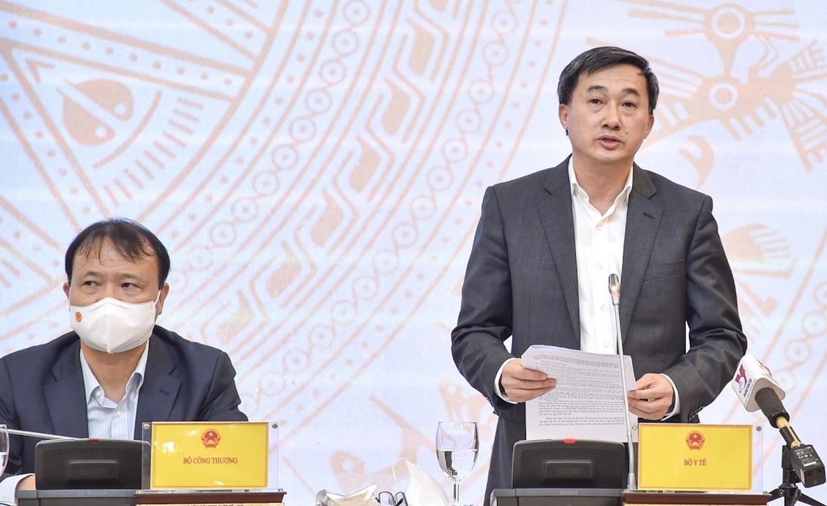 Thứ trưởng Bộ Y tế Trần Văn Thuấn giải đáp các câu hỏi liên quan đến vaccine - Ảnh: VGP
