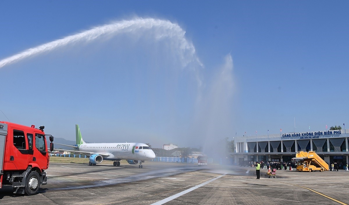 Nghi lễ phun vòi rồng chào mừng huyến bay thẳng lịch sử QH1592 chặng TP.HCM - Điện Biên do Bamboo Airways khai thác