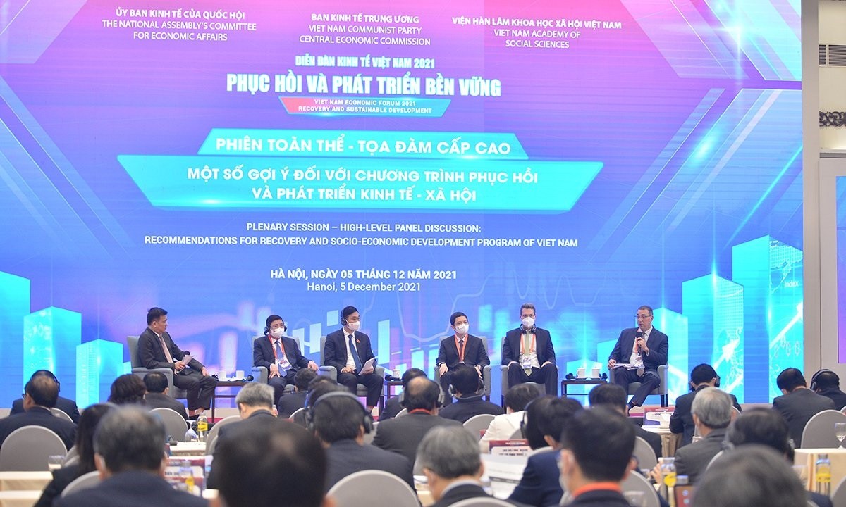 Tại Diễn đàn Kinh tế Việt Nam 2021: Phục hồi và phát triển kinh tế, không ít chuyên gia, doanh nhân băn khoăn về khả năng hấp thụ của nền kinh tế khi các gói hỗ trợ, kích cầu tung ra - Ảnh: Quốc hội