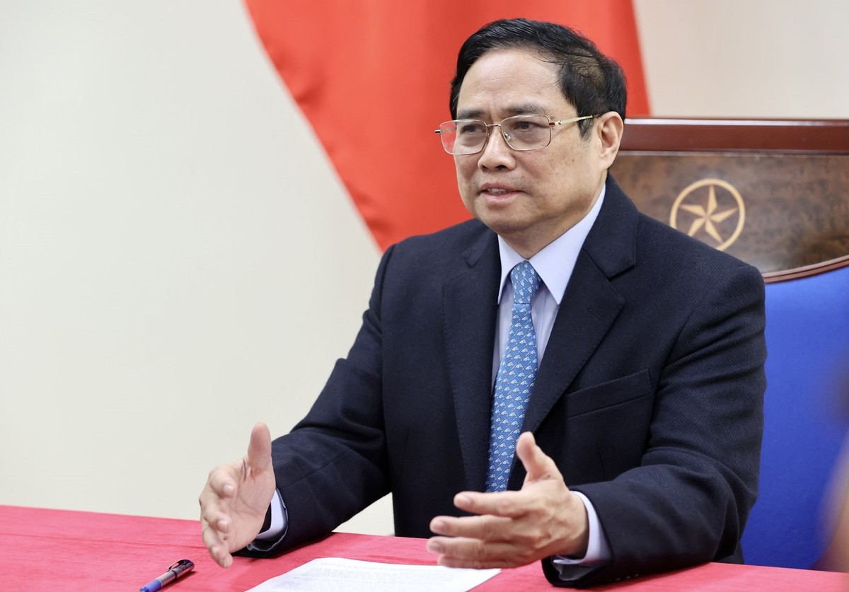 Thủ tướng Phạm Minh Chính nhấn mạnh, hai bên cần phối hợp chặt chẽ và áp dụng các biện pháp hiệu quả, quyết liệt để tiếp tục giải quyết tình trạng ách tắc hàng hóa tại cửa khẩu biên giới - Ảnh: VGP