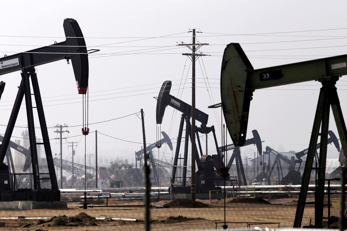 Thị trường dầu thế giới trồi sụt liên tục trong vòng 2 năm qua. Ảnh: Reuters.