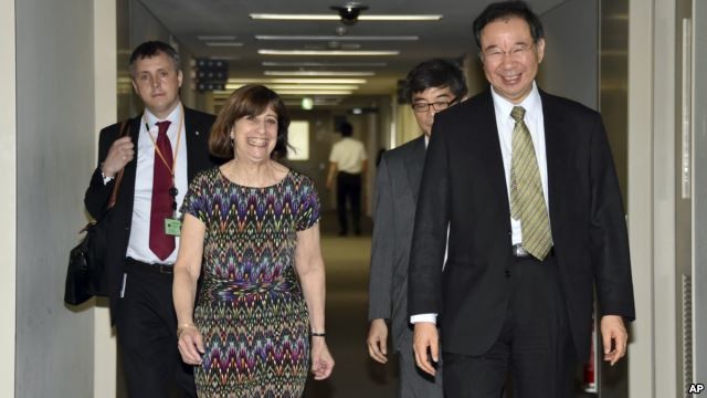 Quyền Phó Đại diện Thương mại Hoa Kỳ Wendy Cutler (trái) được chào đón bởi người đồng cấp Nhật Bản Hiroshi Oe (phải) trước cuộc đàm phán Quan hệ Đối tác Xuyên Thái Bình Dương (TPP) về thương mại tự do tại Bộ Ngoại giao ở Tokyo, ngày 9/7/2015.