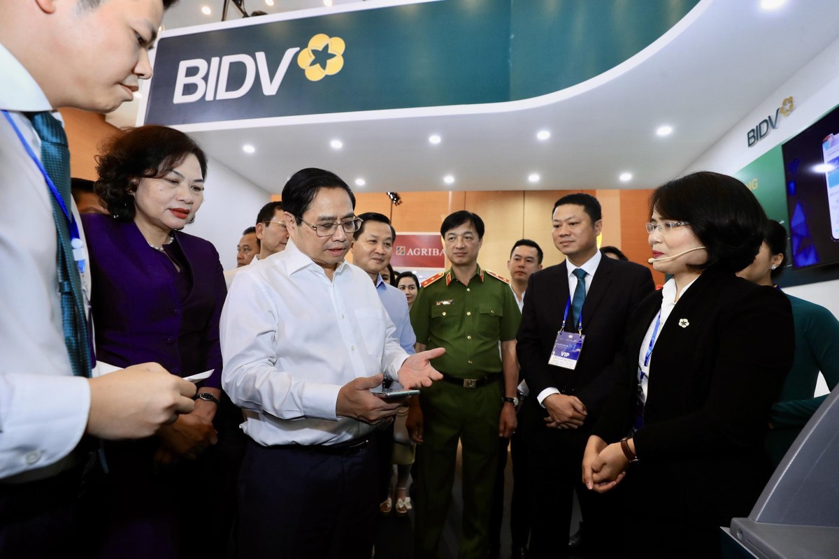 Thủ tướng Phạm Minh Chính giao dịch CCCD chip tại gian hàng trải nghiệm của BIDV 
