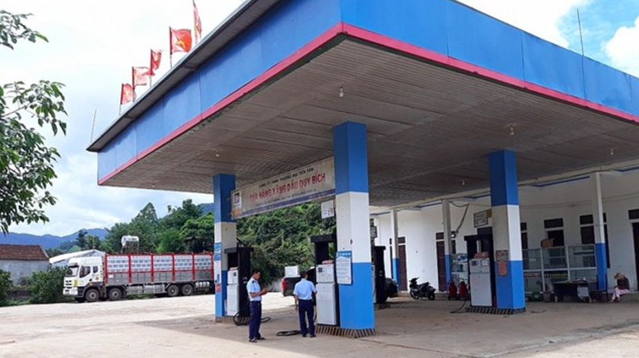 Lực lượng quản lý thị trường kiểm tra cây xăng có dấu hiệu vi phạm ở Lạng Sơn - Ảnh: Nguyễn Bằng