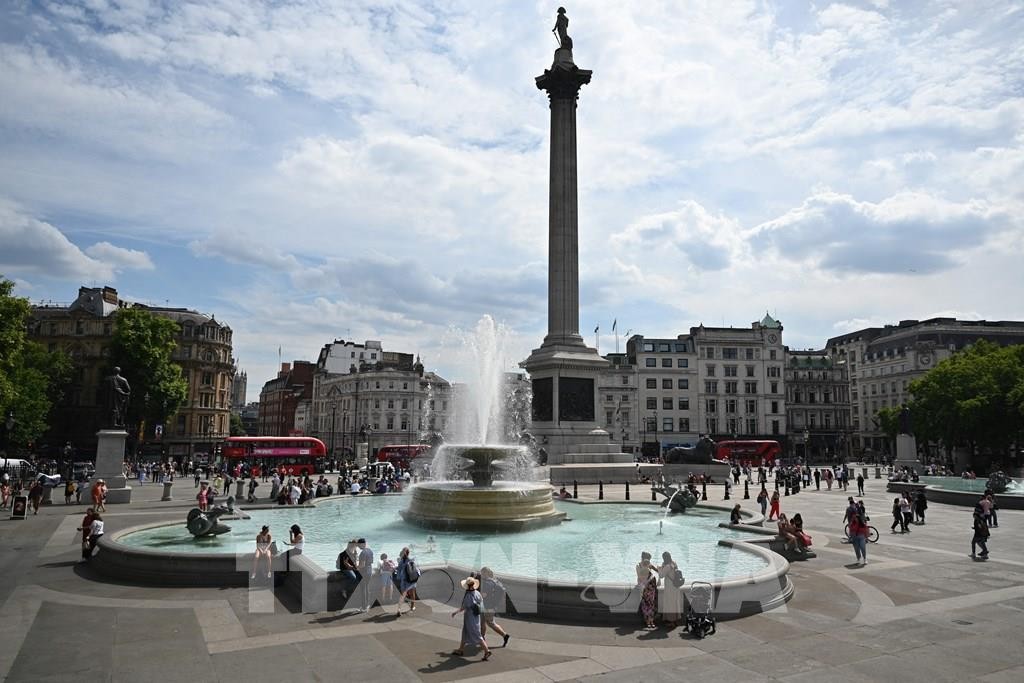 Người dân tránh nóng đến đài phun nước tại quảng trường Trafalgar ở Thủ đô London, Anh ngày 13/7/2022