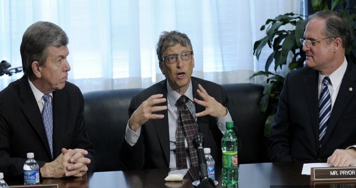 Tỷ phú giàu nhất thế giới Bill Gates (ở giữa). Ảnh: Therichest.
