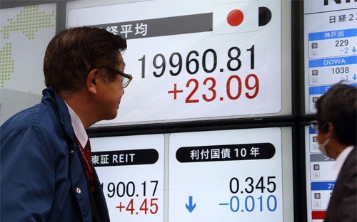Nhật Bản đang phải nới lỏng chính sách tiền tệ tới mức kỷ lục để chống giảm phát - Ảnh: Bloomberg.