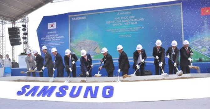Các đại biểu thực hiện nghi thức khởi công khu phức hợp điện tử gia dụng Samsung tại Khu Công nghệ cao, Quận 9, TPHCM. Nguồn: hochiminhcity.gov.vn.
