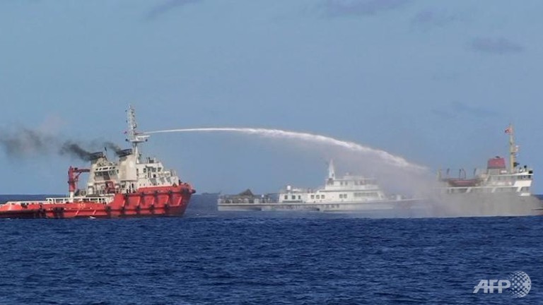 Tàu Trung Quốc phun vòi rồng vào tàu hải giám Việt Nam ngày 2/5. Ảnh: AFP