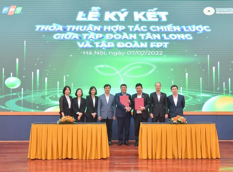 Ông Trương Sỹ Bá, Chủ tịch Tập đoàn Tân Long và Ông Trương Gia Bình, Chủ tịch Tập đoàn FPT ký kết hợp tác chiến lược toàn diện. 