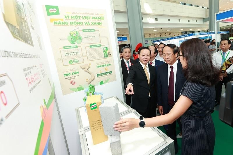 Phó thủ tướng Lê Văn Thành cùng các đại biểu tham quan mô hình kinh tế tuần hoàn trong sản xuất cà phê của Nestlé Việt Nam