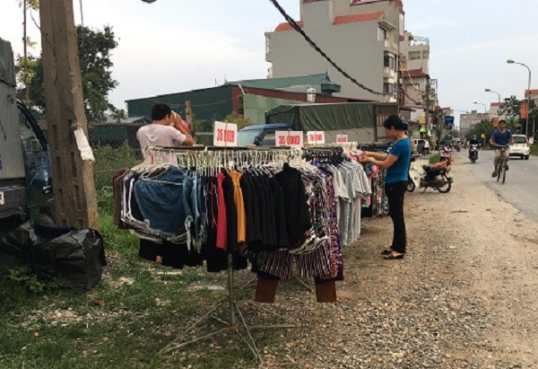  Quần áo được bán rất nhiều ngoài đường với giá rẻ như cho. Ảnh: Vân Thảo