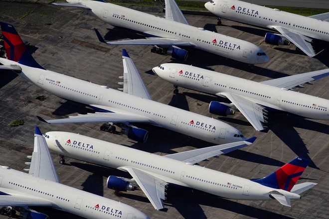 Máy bay của hãng Delta Air Lines tại sân bay Birmingham-Shuttlesworth thuộc bang Alabama, Mỹ, hôm 25/3. Ảnh: Reuters.