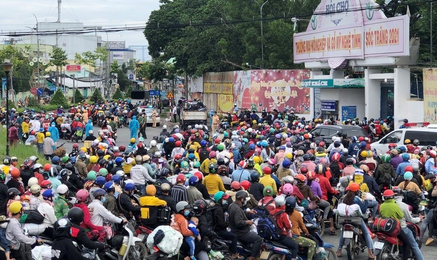 Hàng chục nghìn người rời TP.HCM về quê - Ảnh: Zing New