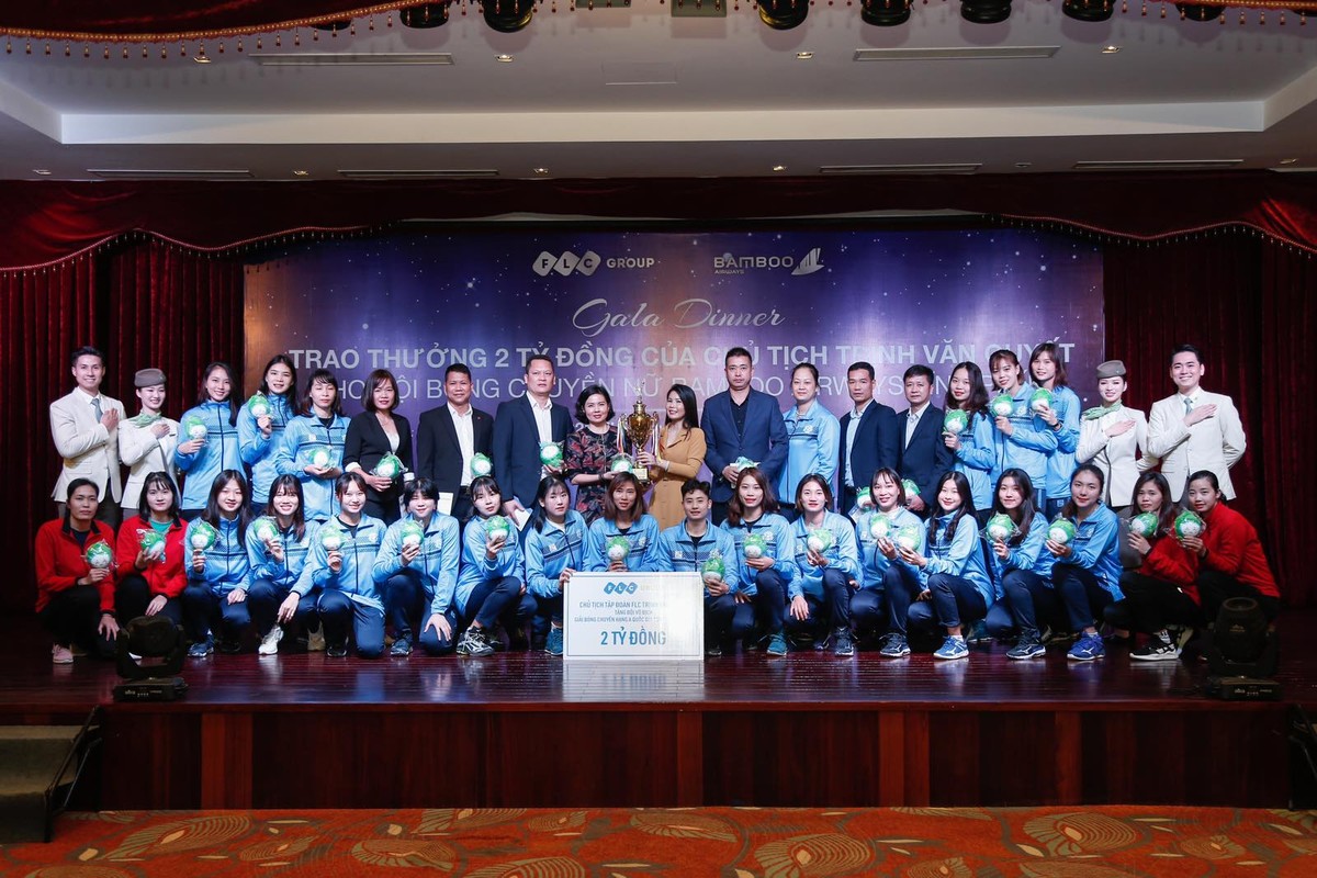 Đại diện Tập đoàn FLC và Bamboo Airways trao giải thưởng 2 tỷ đồng cho đội tuyển bóng chuyền nữ Bamboo Airways Vĩnh Phúc