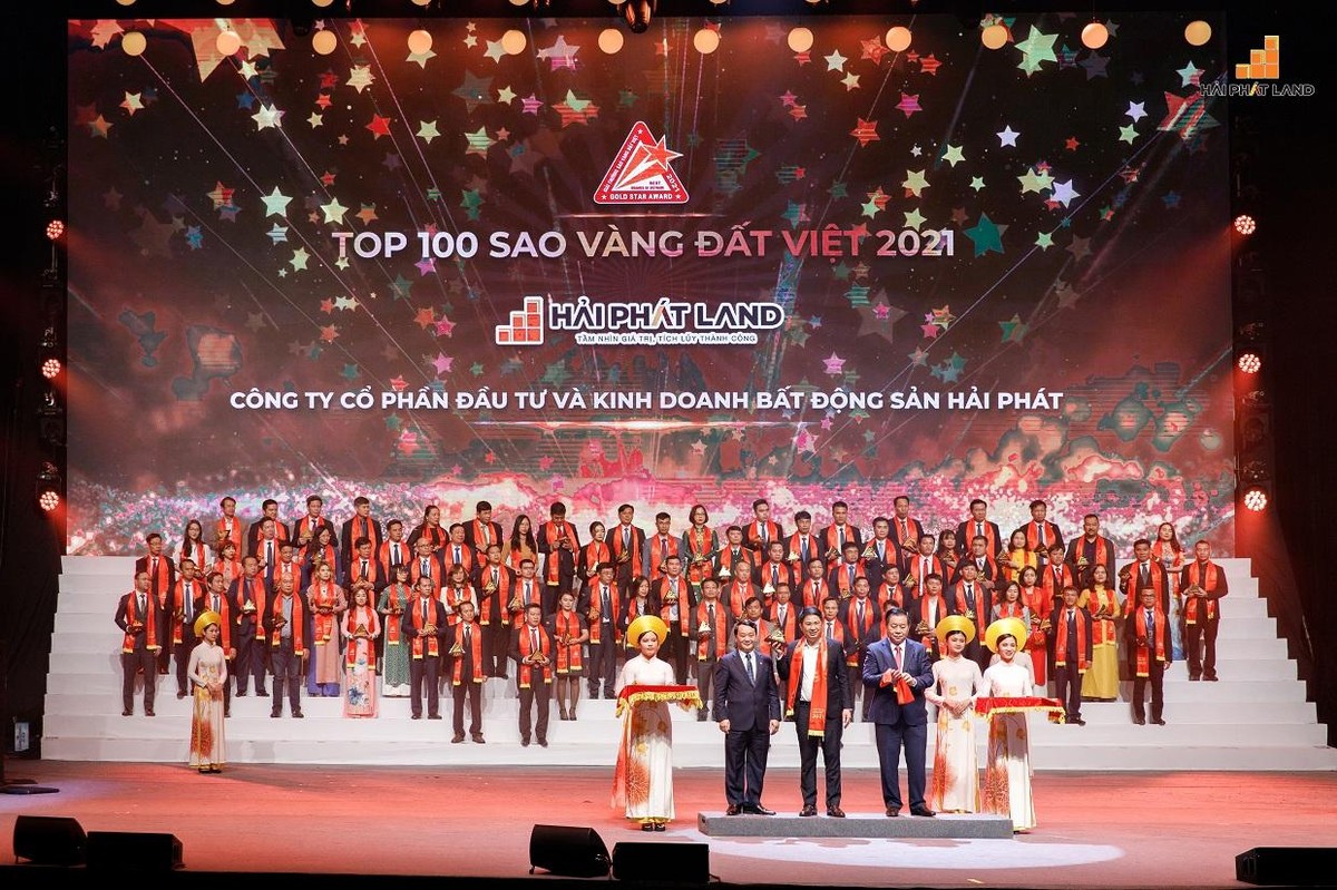 Ông Lại Quốc Thắng Phó tổng giám đốc Hải Phát Land đại diện nhận giải Top 100 Sao vàng đất Việt 2021