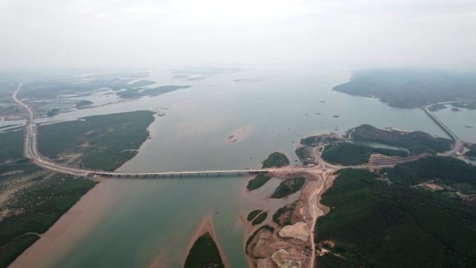 Toàn tuyến cao tốc Vân Đồn - Móng Cái có 32 cây cầu, trong đó có nhiều cây cầu lớn xuyên biển tập trung tại cao tốc Vân Đồn - Tiên Yên