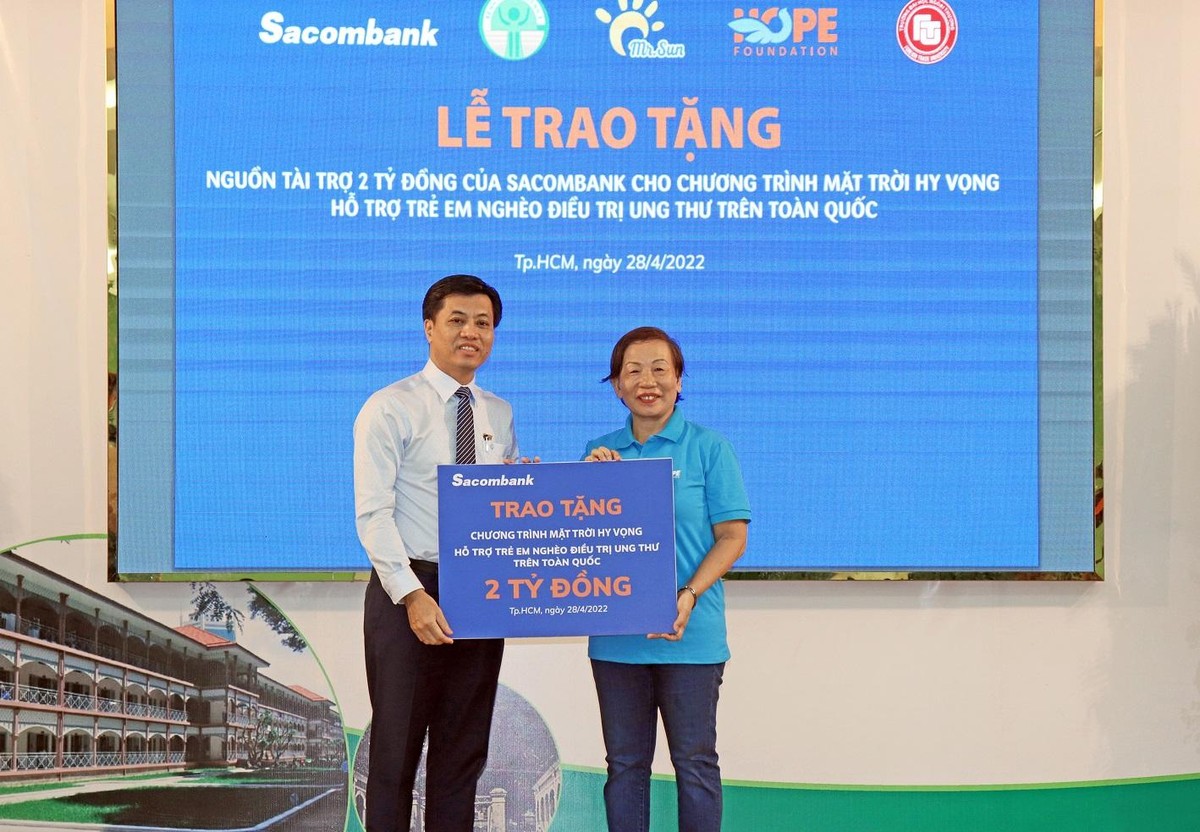Ông Lê Đức Thịnh, Phó tổng giám đốc Sacombank (trái) trao tặng thêm 2 tỷ đồng cho bà Trương Thanh Thanh, Chủ tịch Quỹ Hy vọng nhằm nâng cao cơ hội chữa khỏi cho bệnh nhi ung thư khó khăn