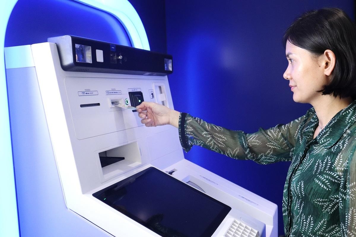 Lần đầu tiên khách hàng có thể nộp/rút tiền bằng thẻ căn cước tại hệ thống ngân hàng tự động Digimi+ của Bản Việt