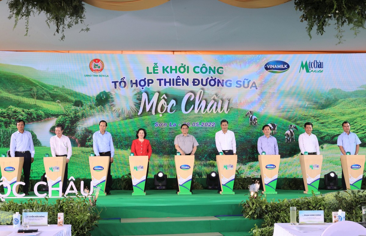 Thủ tướng Chính phủ cùng các đại biểu và lãnh đạo của Vinamilk, Mộc Châu Milk thực hiện nghi thức khởi công Tổ hợp thiên đường sữa Mộc Châu.